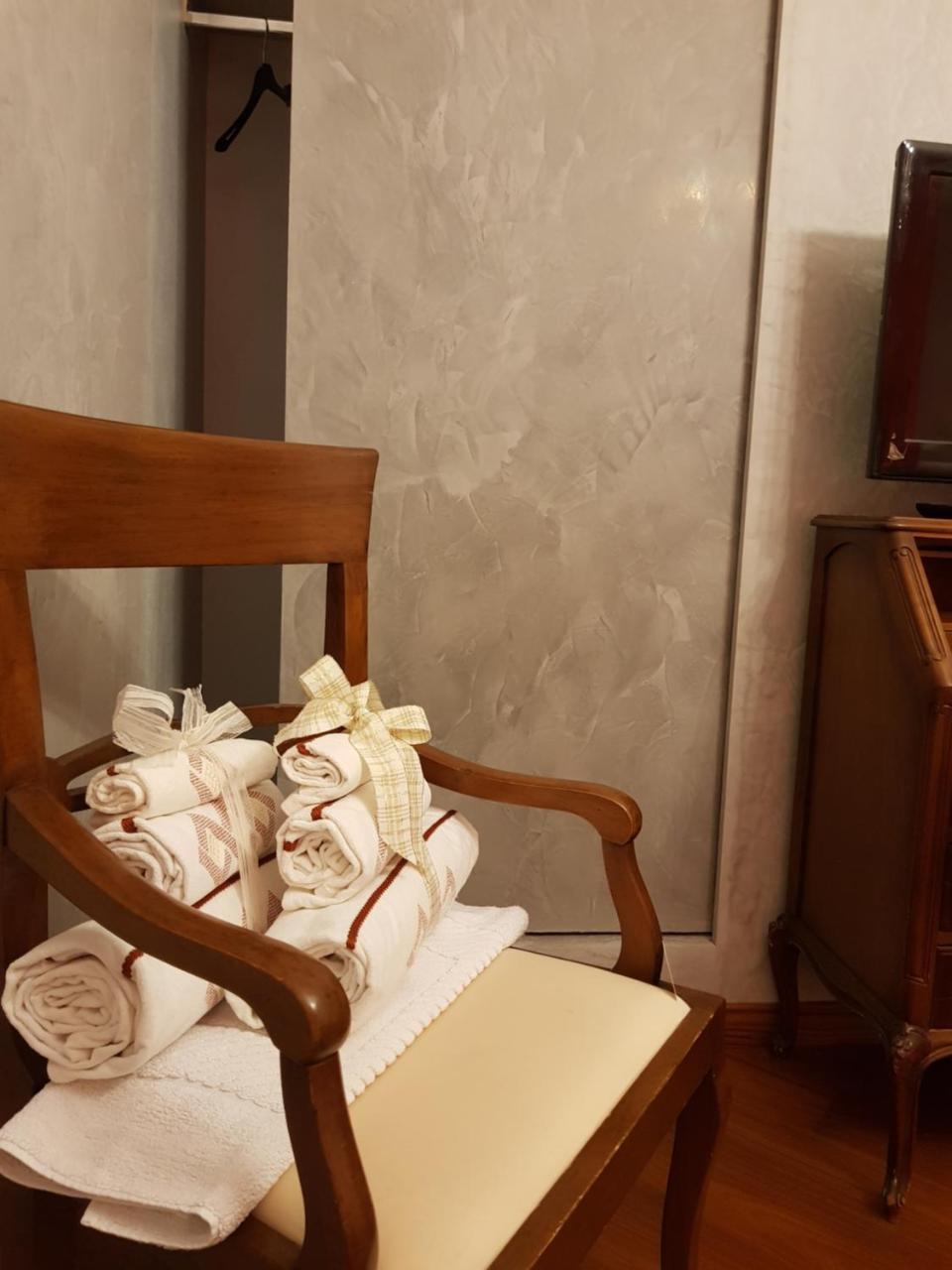 Il Sasso Bianco Bed & Breakfast Comerio ภายนอก รูปภาพ