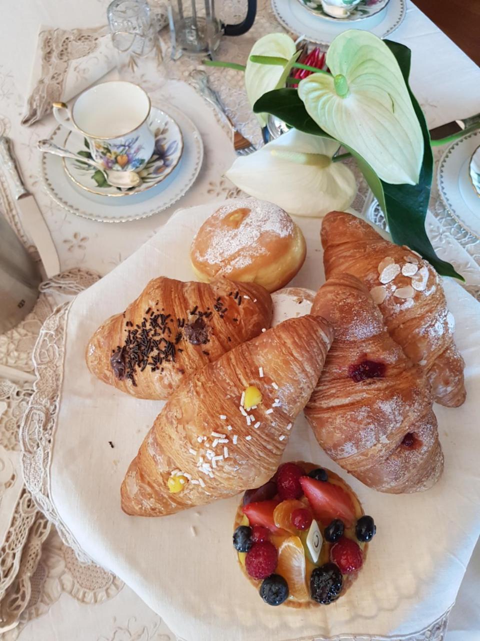 Il Sasso Bianco Bed & Breakfast Comerio ภายนอก รูปภาพ